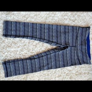 Lululemon crop 21 inch, size 4 in excellent cond.